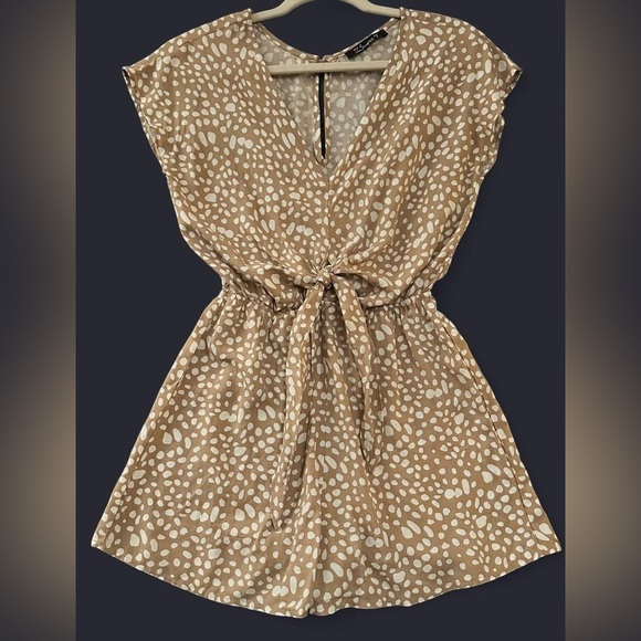SIMPLEE Tan and white front tie romper - Picture 2 of 7